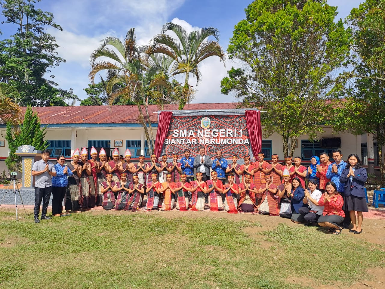 Meriahkan Hari Sumpah Pemuda, SMAN 1 Siantar Narumonda Gelar Seni dan Budaya Batak TOBA, KABAR24JAM - Momen berbeda yang dilaksanakan SMAN 1 Siantar Narumonda dengan mengisi rangkain acara Seni, Budaya dan kuliner khas Batak untuk memperingati Hari Sumpah Pemuda ke-94, di Jalan SMA Narumonda Kecamatan Siantar Narumonda Kabupaten Toba Samosir. Jum'at (28/10/2022). Kegiatan diawali dengan melaksanakan upacara bendera oleh petugas upacara yang merupakan kelompok PASKAS siswa/siswi sekolah SMAN 1 Siantar Narumonda binaan guru Olahraga yaitu Dedy Marbun, S.Pd dan Freddy Pangaribuan S.Pd, M.Si Kepala sekolah SMAN 1 Siantar Narumonda Jasa Pembangunan Sitorus, S.pd.MM, mengatakan memperingati hari sumpah pemuda tahun ini dilaksanakan berbeda, tidak hanya melaksanakan upacara bendera tetapi kita buat sesuatu yang berbeda yakni Kegiatan manortor dan meminta gondang oleh siswa serta penyuguhan makanan khas batak seperti Naniura, Tipa-tipa, Lappet, Sasagu dll. " Para siswa sudah mampu menunjukkan salah satu kearifan lokal budaya batak melalui tortor dan uning-uningan batak dibawah asuhan guru seni budaya Benson D Hutahaean, S.pd.M.Si ". Ucap Jasa. Jasa juga menambahkan, Kegiatan tersebut sangat meriah dimana perwakilan alumni SMAN 1 Siantar Narumonda turut hadir Prof. Efendi Napitupulu M.Pd yang juga menyerahkan nomenklatur sumbangan alumni ke sekolah SMAN 1 Siantar Narumonda, saya ucapkan terimakasih kepada alumni yang diwakili bapak Prof. Efendi Napitupulu. Prof. Efendi Napitupulu, M.Pd mengatakan, tidak sekedar memperingati, namun juga sudah mengangkat budaya batak "Terlebih memang saat ini banyak generasi muda yang kurang memaknai budaya serta adat istiadat bangsa indonesia karena banyak terpengaruh budaya luar," jelasnya. Ia mengatakan padahal generasi muda merupakan generasi penerus bangsa indonesia yang punya tugas tetap mempertahankan dan melestarikan budaya Bangsa. Dan kita juga para alumni menyerahkan nomenklatur sumbangan alumni ke pihak sekolah. Benson D Hutahaean, S.pd.M.Si, selaku guru seni dan budaya menyampaikan, agar sekolah SMAN 1 Siantar Narumonda bisa lebih maju, kreatif dan berinovasi mampu bersaing dengan sekolah-sekolah lain ditingkat kabupaten, nasional bahkan internasional untuk menghantarkan siswa/siswi yang cerdas dan berfikir kritis dalam menghadapi perkembangan jaman saat ini. (K24_01)