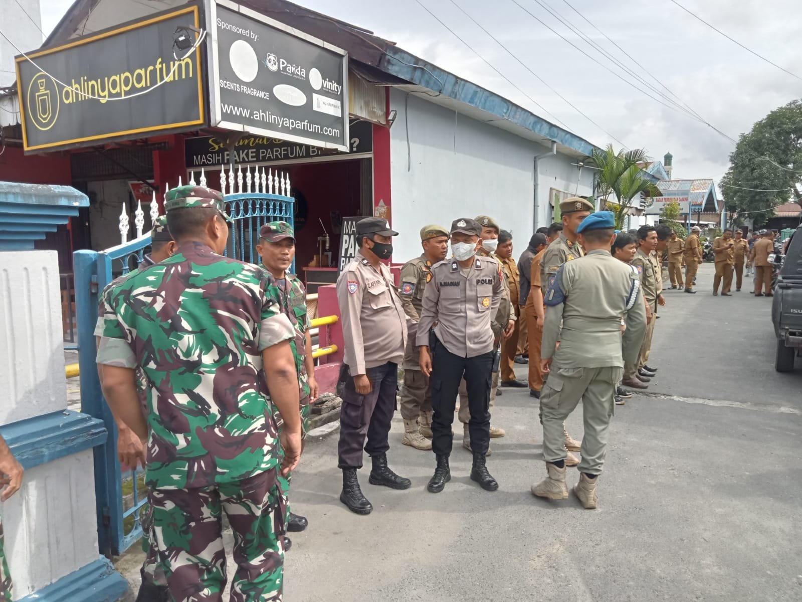Polsek Percut Sei Tuan & Sat Pol PP Deli Serdang Tertibkan Pedagang K-5 di Pajak Gambir Tembung