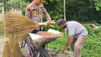 Pedagang Sapu Keliling Kaget Bukan Kepalang, Didatangi Pak Polisi