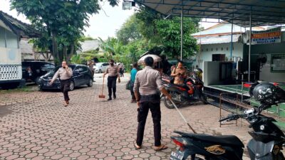 Jum'at Barokah, Wakasat Samapta Polrestabes Medan Pimpin Bakti Bersihkan Masjid Ashfiyah Medan