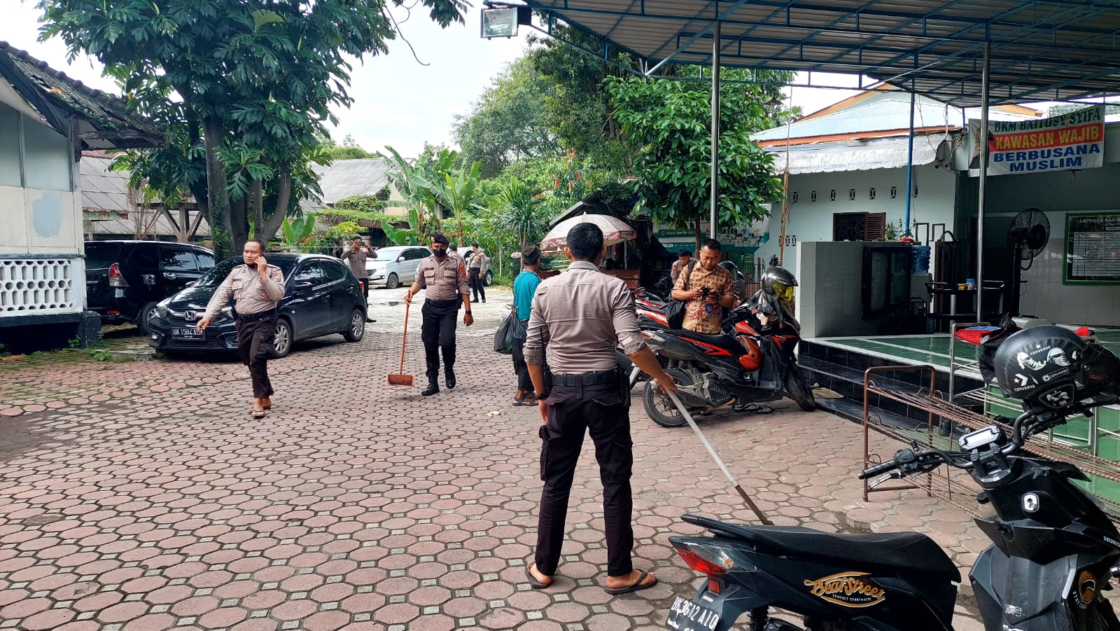 Jum'at Barokah, Wakasat Samapta Polrestabes Medan Pimpin Bakti Bersihkan Masjid Ashfiyah Medan