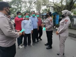 Kapolrestabes Medan Bagikan Masker ke Pengguna Jalan