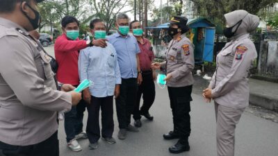 Kapolrestabes Medan Bagikan Masker ke Pengguna Jalan