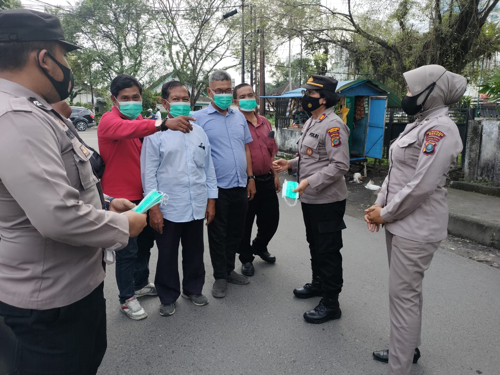 Kapolrestabes Medan Bagikan Masker ke Pengguna Jalan