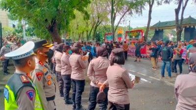 Polrestabes Medan Kawal Unras MTBB di DPRD Sumut