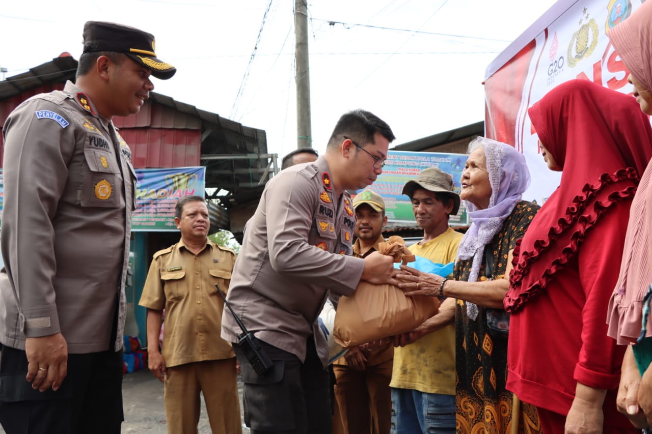 Wakapolrestabes Medan Salurkan Sembako Mabes Polri dan Polda Sumut Peduli