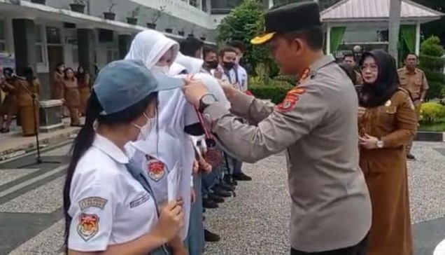 Kapolrestabes Medan Beri Penghargaan ke Pelajar Berprestasi di SMA Negeri 1 Medan