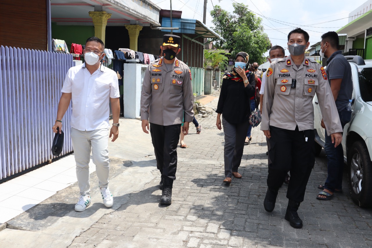 Cek Situasi Kamtibmas, Kapolrestabes Medan Patroli Jalan Kaki di Pemukiman Warga