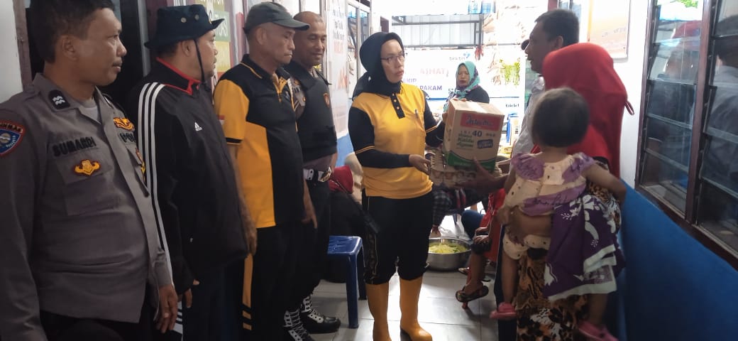 Kapolresta Deli Serdang Pantau Dapur Umum Korban Banjir di Sekip