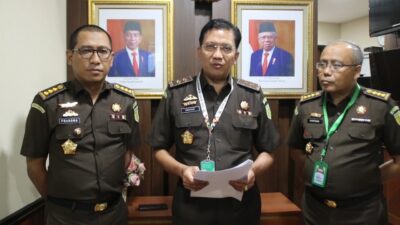 Tim Penyidik Kejaksaan Agung Menetapkan dan Melakukan Penahanan terhadap Tiga Orang Tersangka Dalam Perkara Bakti Kementerian Komunikasi dan Informatika