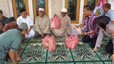 Jumat Curhat, Kasat Binmas Polresta Deliserdang Beri Nasi Bungkus dan Dengarkan Curhat Jemaah