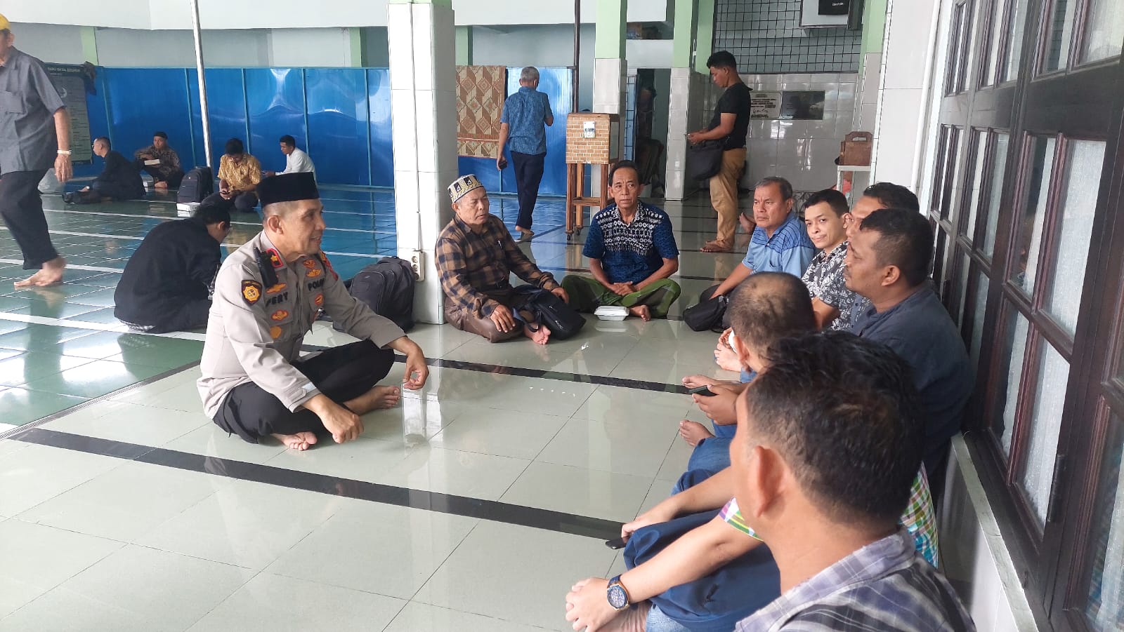 Permudah Serap Keluhan Masyarakat, Wakasat Samapta Polrestabes Medan Gelar Jum'at Curhat Di Masjid Baitusy Syifa Medan