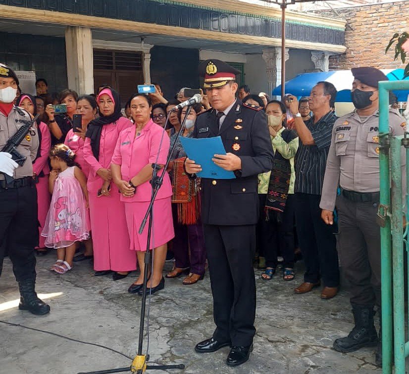 Kasat Samapta Polrestabes Medan Pimpin Upacara Pemakaman Anggotanya Dan Berikan Penghormatan Terakhir