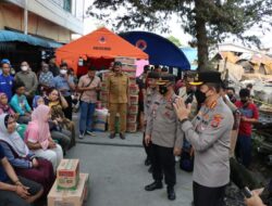 Momen Jumat Curhat, Kapolrestabes Medan Beri Bantuan ke Korban Kebakaran Jalan Bromo Medan