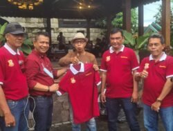 Chairum Lubis Serahkan Baju Terbaru Pewarta Kepada Tokoh Pers Sumut Choking Susilo Sakeh