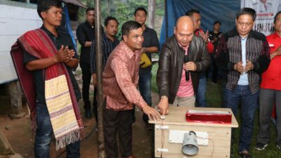 Bupati Taput Nikson Nababan Resmikan Penyalaan Listrik di Desa Hutajulu Balik Parmonangan