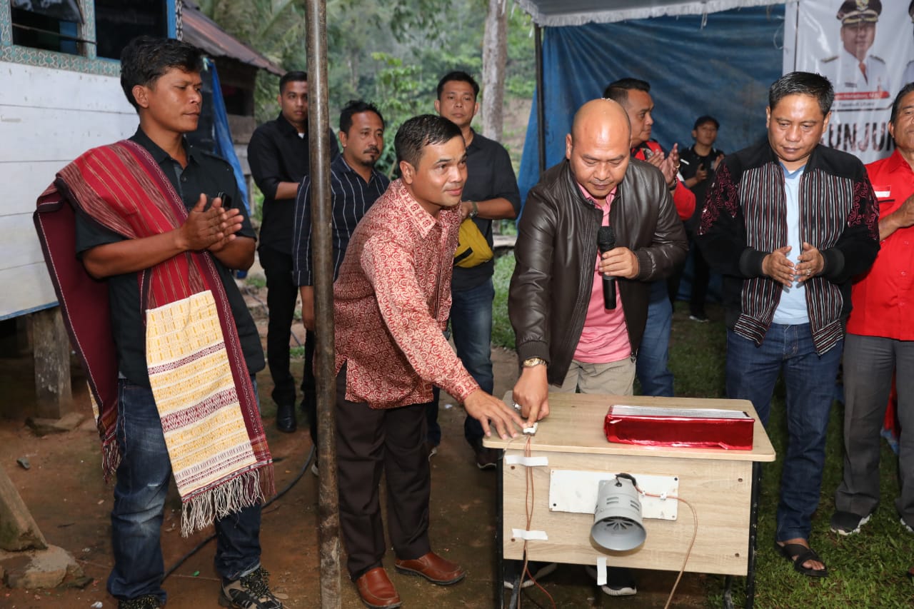 Bupati Taput Nikson Nababan Resmikan Penyalaan Listrik di Desa Hutajulu Balik Parmonangan