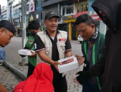 Anggota DPRD Sumut, Sutarto Berbagi Nasi Bungkus ke Ojol dan Abang Becak