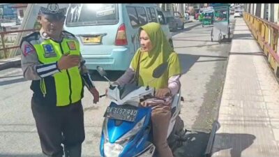 Satlantas Polres Taput Tertibkan Pengendara Motor Yang Melawan Arus Sepanjang Jembatan Aek Sigeaon