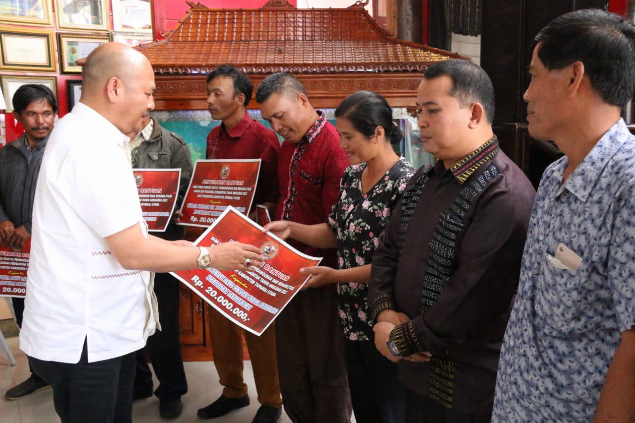 Bupati Taput Serahkan Dana Hibah Kepada Lembaga Ormas, Lembaga Keagamaan Dan Rumah Ibadah