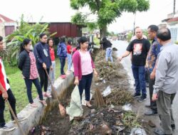 Jaga Kebersihan Lingkungan Bupati Taput Ikut Gotong Royong Jumat Bersih