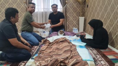 Wartawan Senior Medan Pos Meninggal, Ketua Pewarta Datang Melayat dan Berikan Santunan Duka