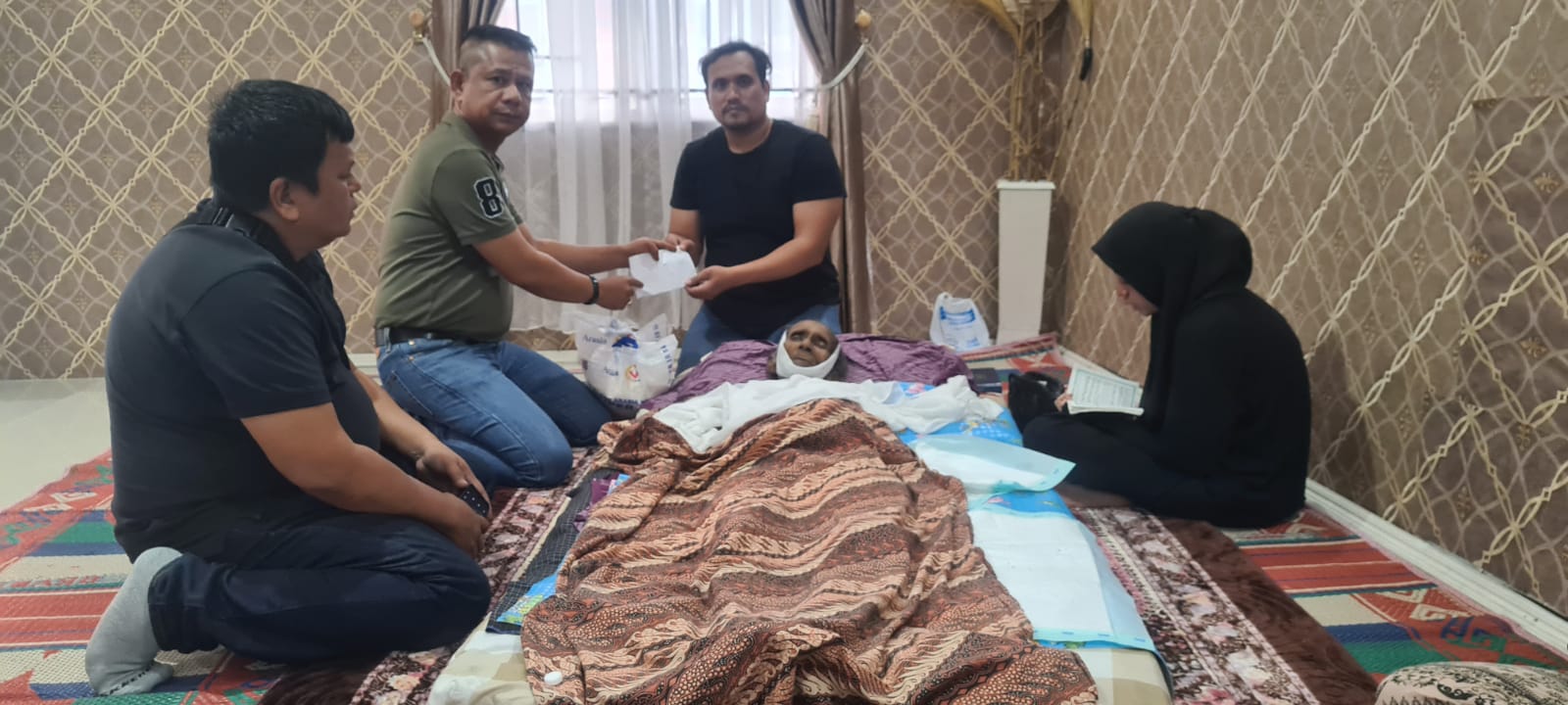 Wartawan Senior Medan Pos Meninggal, Ketua Pewarta Datang Melayat dan Berikan Santunan Duka