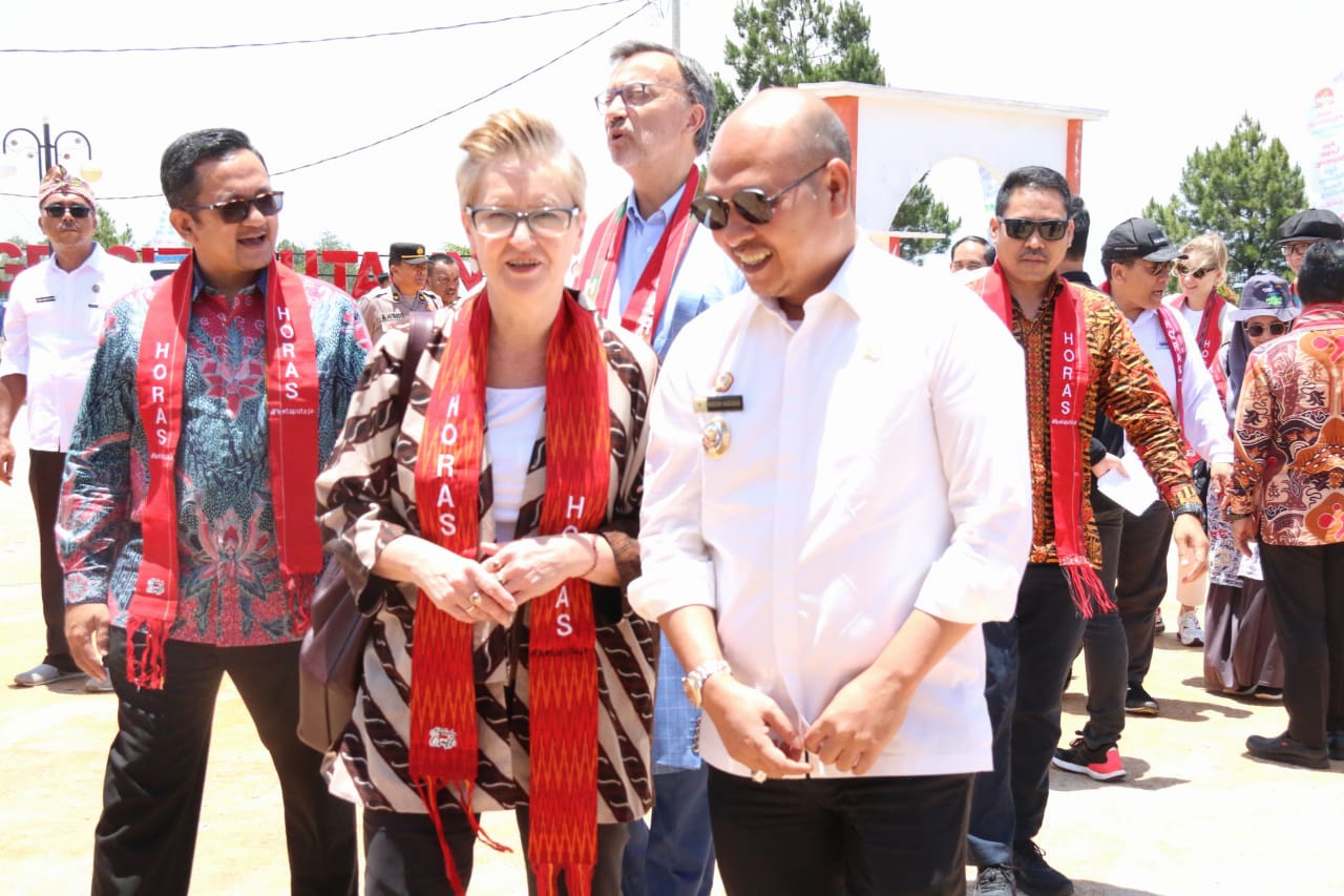 Bupati Taput Sambut Hangat Kunjungan Rombongan Ambassador Goes to Kampung KB Lake Toba di Hutaginjang