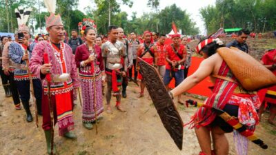 Kapolri Dianugerahi Gelar Patih Oleh Masyarakat Dayak