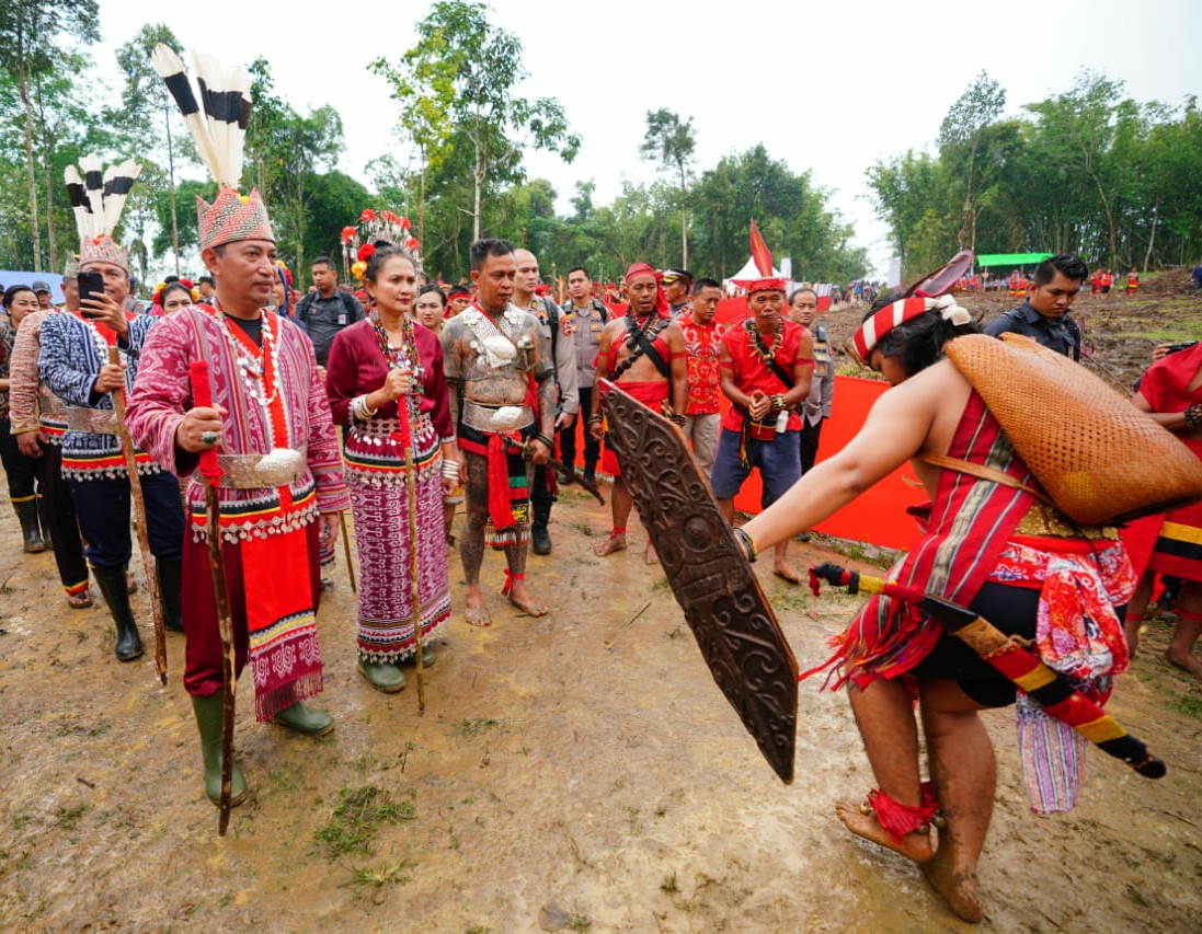 Kapolri Dianugerahi Gelar Patih Oleh Masyarakat Dayak