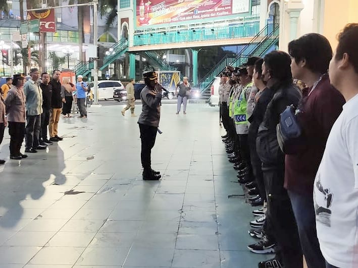 Tim Gabungan Polrestabes Medan Kawal Pawai Obor di Masjid Raya Al - Mashun