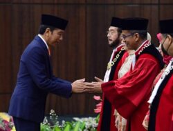 Presiden Jokowi Saksikan Pengambilan Sumpah Ketua dan Wakil Ketua MK 2023-2028