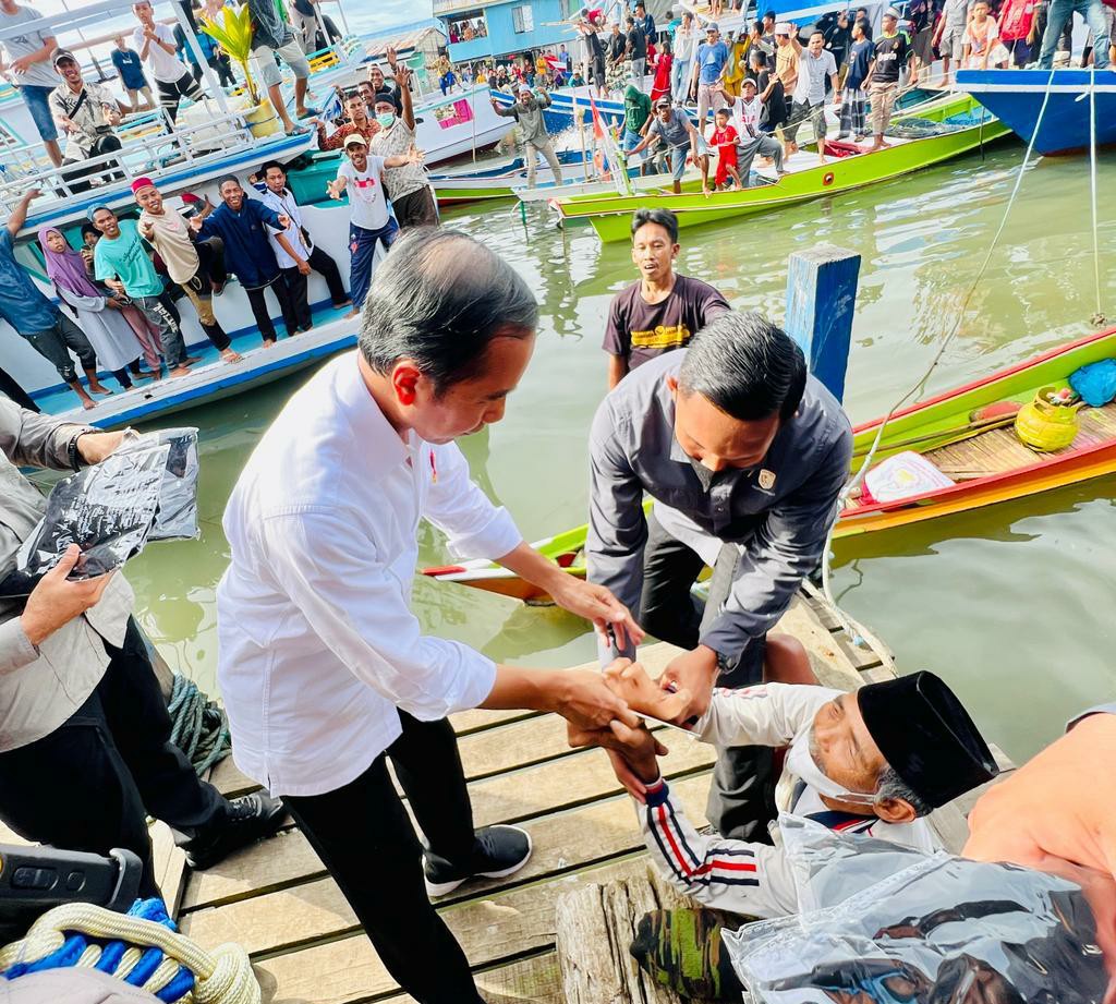 Kunjungi Desa Pajukukang, Presiden Tampung dan Serap Aspirasi Para Nelayan