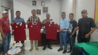 Ketua Pewarta Serahkan Baju Kaos Kebesaran Kepada Kapolsek, Kanit dan Panit Reskrim Medan Area