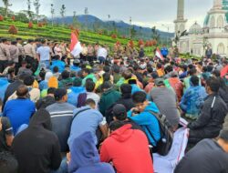 Geruduk Kantor Bupati Tapsel, Ratusan Masyarakat Muara Ampolu Menuntut Pengembalian Lahan Transmigrasi 4000 Hektar