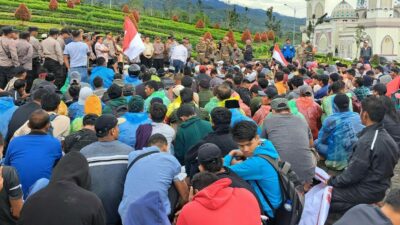 Geruduk Kantor Bupati Tapsel, Ratusan Masyarakat Muara Ampolu Menuntut Pengembalian Lahan Transmigrasi 4000 Hektar