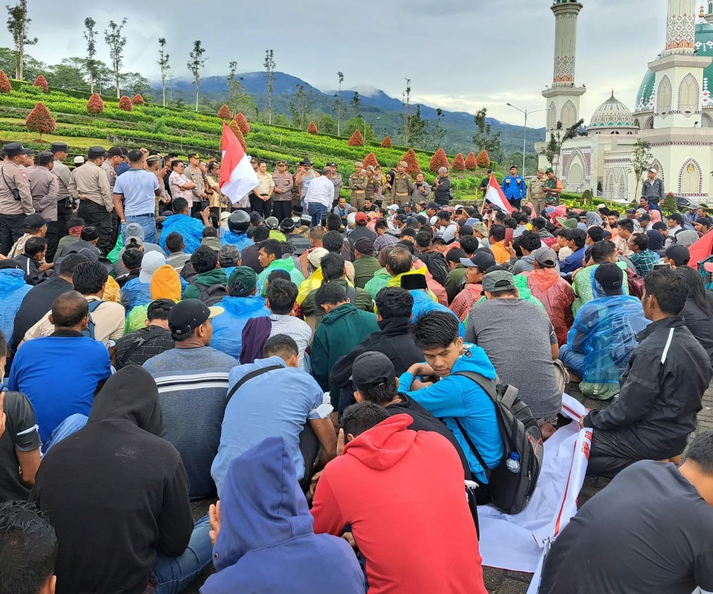 Geruduk Kantor Bupati Tapsel, Ratusan Masyarakat Muara Ampolu Menuntut Pengembalian Lahan Transmigrasi 4000 Hektar