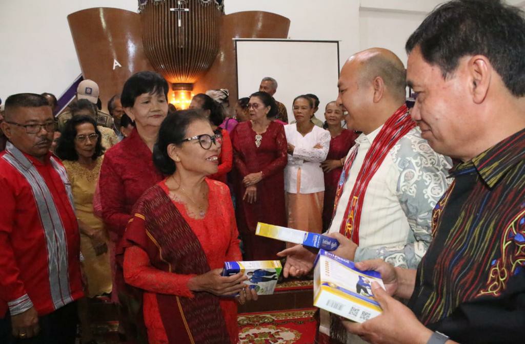 Bupati Taput Bersama Ketua TP PKK Hadiri Pesta Ulang Tahun di Tiga Gereja