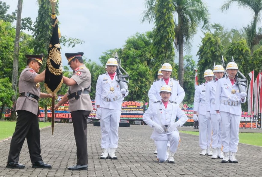 Komjen Pol Nana Sudjana Serahkan Pataka Pallawa Lipu Polda Sulsel ke Irjen Setyo Boedi Moempoeni