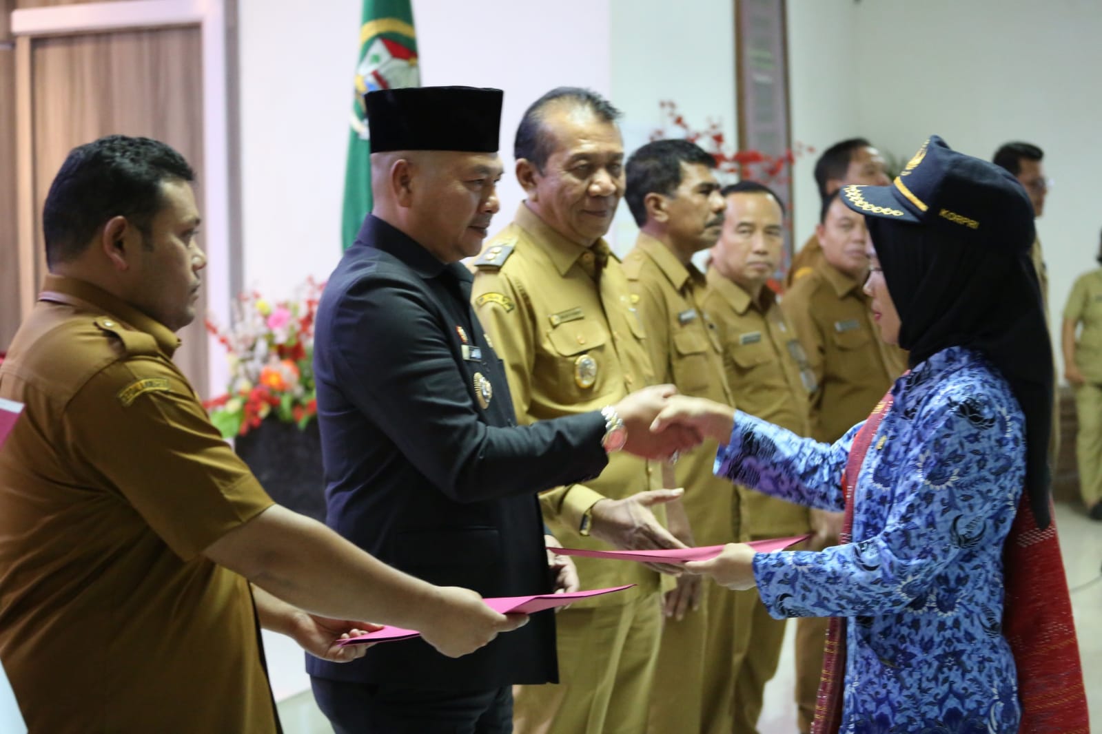 Bupati Taput Serahkan 217 SK Pengangkatan CPNS Menjadi PNS Formasi Umum Tahun 2019