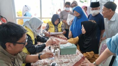 Ketua MPR RI Bamsoet Bersama GERAK BS Berikan Santunan dan Pengecekan Gula Darah Gratis