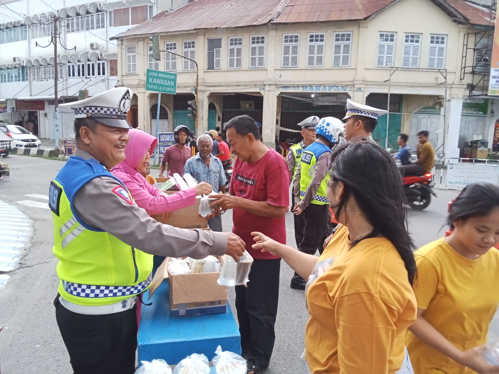 Jumat Berkah, Polres Labuhan Batu Bagikan Takjil Kepada Pengendara