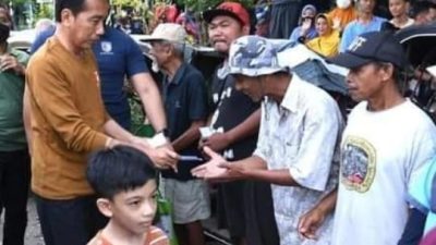 Kunjungi Sejumlah Pasar di Surakarta, Presiden Bagikan Bantuan Untuk Masyarakat