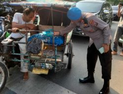 Propam Polrestabes Medan Bagikan Nasi Kotak Kepada Warga Menjelang Berbuka Puasa