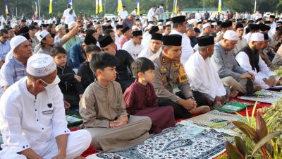 Wakapolrestabes Medan Ikut Sholat Idul Fitri Bersama Warga