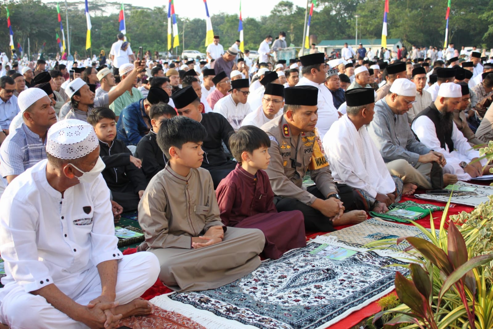 Wakapolrestabes Medan Ikut Sholat Idul Fitri Bersama Warga