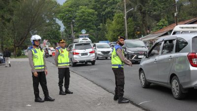 Kapolrestabes Medan Turun Langsung Atur Lalu Lintas di Jalur Wisata Medan-Berastagi