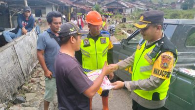 Wakapolrestabes Medan Serahkan Bantuan Kapolda Sumut Kepada Korban Banjir Bandang di Bandar Baru