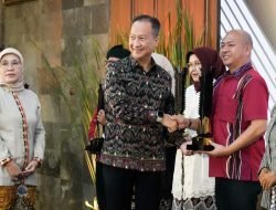 Bupati Tapanuli Utara Menerima Tropi Penghargaan Upakarti 2022 Atas Jasa Pengabdian Satika Simamora