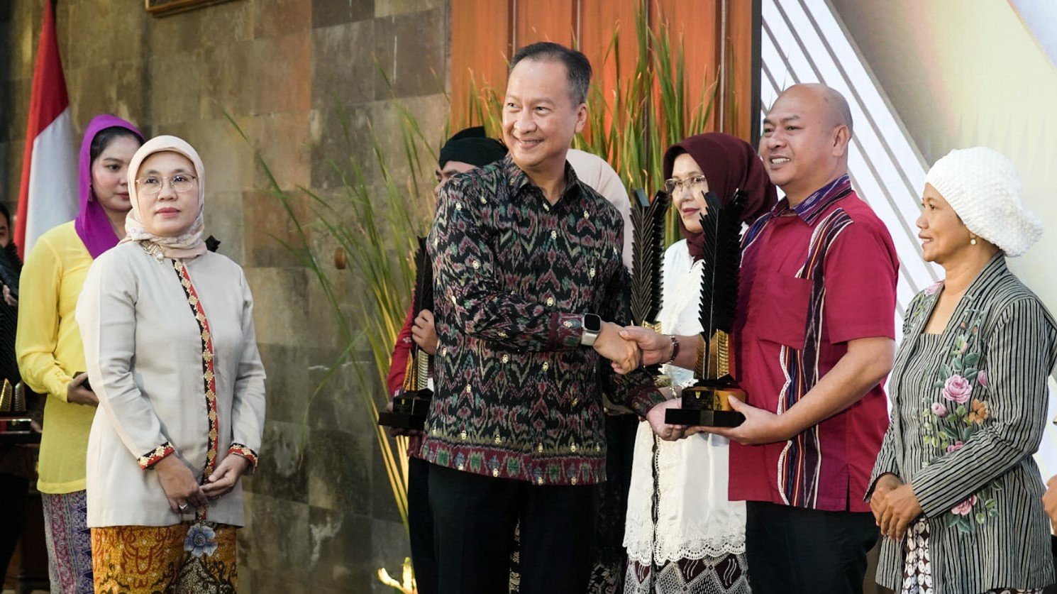 Bupati Tapanuli Utara Menerima Tropi Penghargaan Upakarti 2022 Atas Jasa Pengabdian Satika Simamora